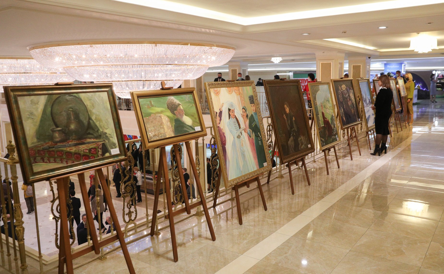 В рамках Дней Республики в Совете Федерации состоялись выставки картин художников Ингушетии, национального костюма современных дизайнеров региона