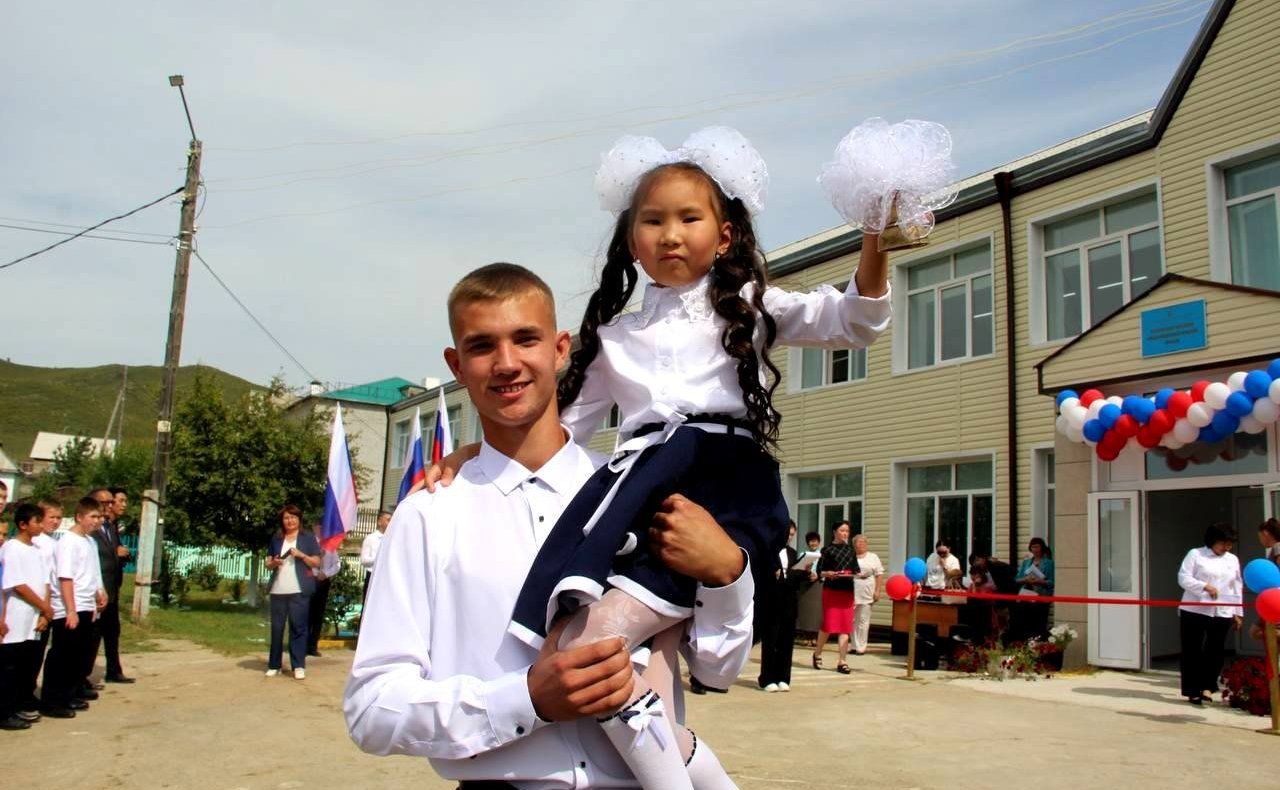 Баир Жамсуев в ходе работы в регионе посетил Могойтуйскую среднюю школу №1 им. В.Р. Гласко, открывшуюся в День знаний — 1 сентября — после капитального ремонта