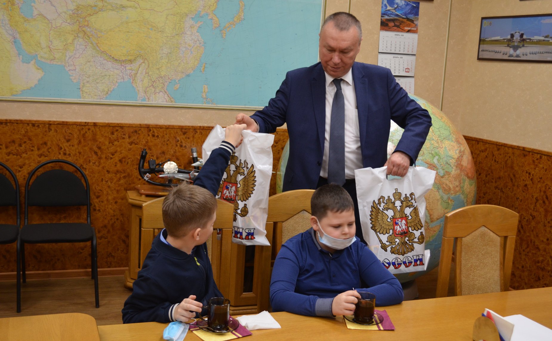 Сергей Аренин поздравил семьи военнослужащих и сотрудников, погибших при исполнении служебного долга, с наступающим Новым годом и Рождеством