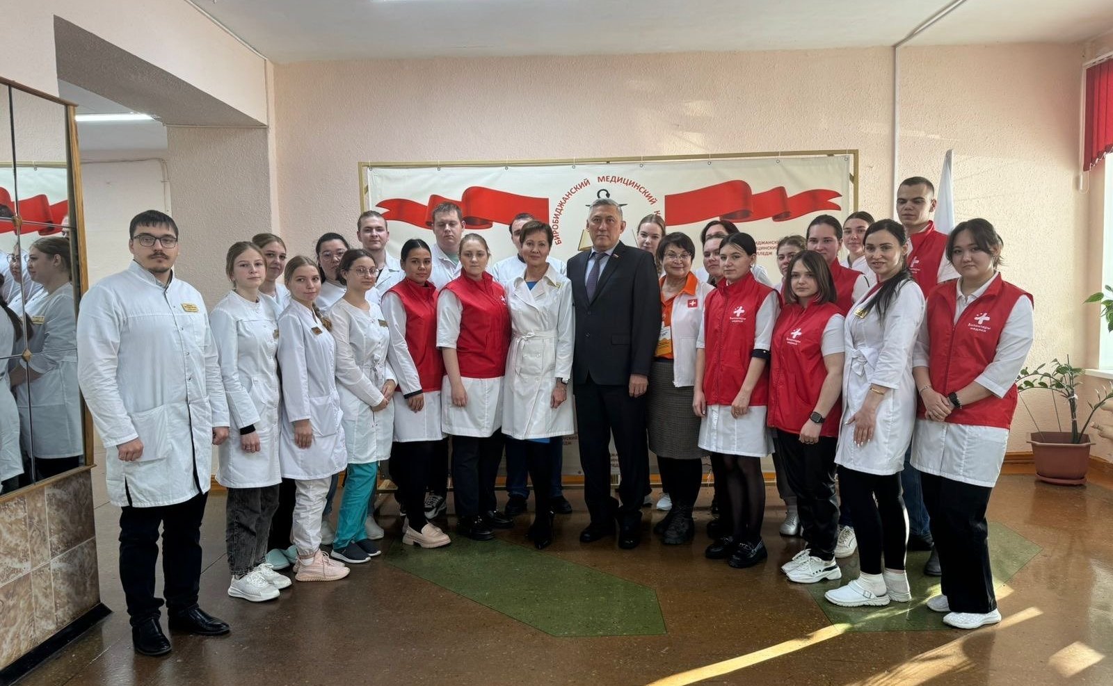 Юрий Валяев встретился с учащимися Биробиджанского медицинского колледжа