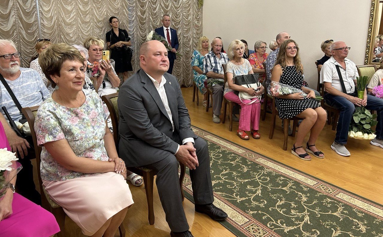 Екатерина Алтабаева поздравила супружескую пару в Севастополе с 70-летним юбилеем совместной жизни