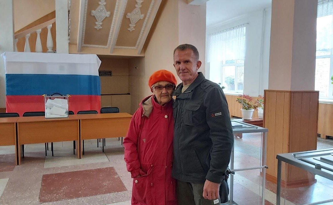 Владимир Кравченко в ходе работы в составе группы международных наблюдателей посетил избирательные участки в Стаханове, Краснодоне и Луганске