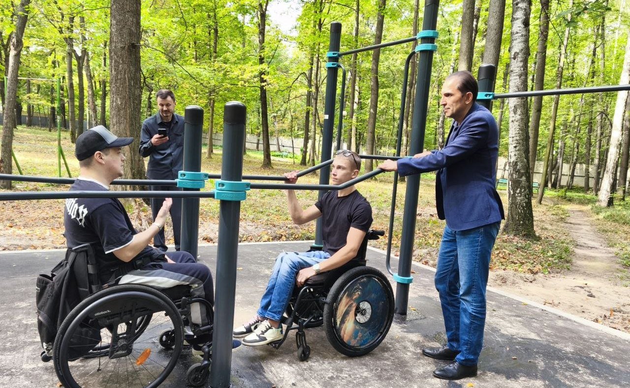 Андрей Хапочкин выступил инициатором проекта создания инклюзивной спортивной площадки для раненых бойцов, проходящих лечение в госпитале им. Н. Н. Бурденко