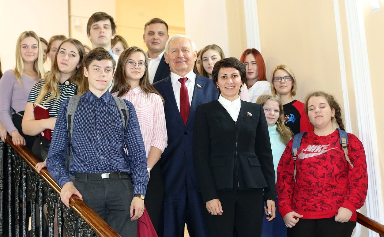 Николай Тихомиров и Татьяна Лебедева с представителями Молодежного дискуссионного клуба города Череповца