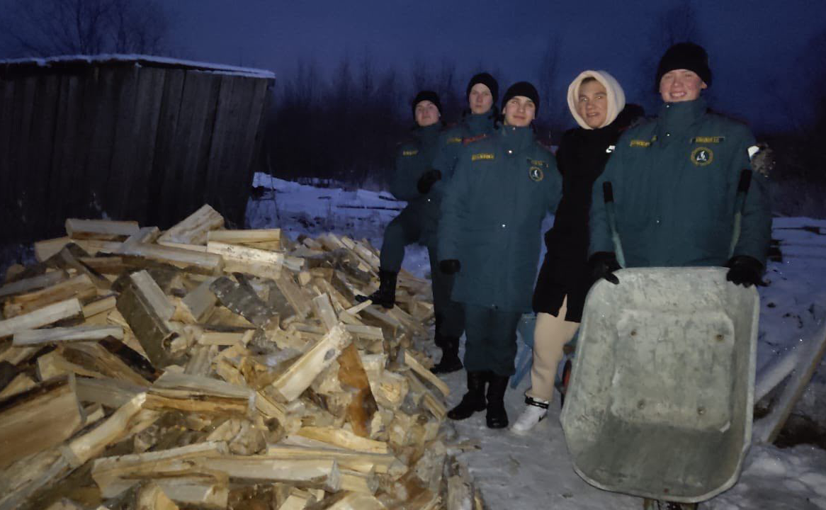 Кадеты из волонтерского отряда образовательного центра «Корабелы Прионежья» оказывают помощь пожилым и одиноким жителям Вытегорского района