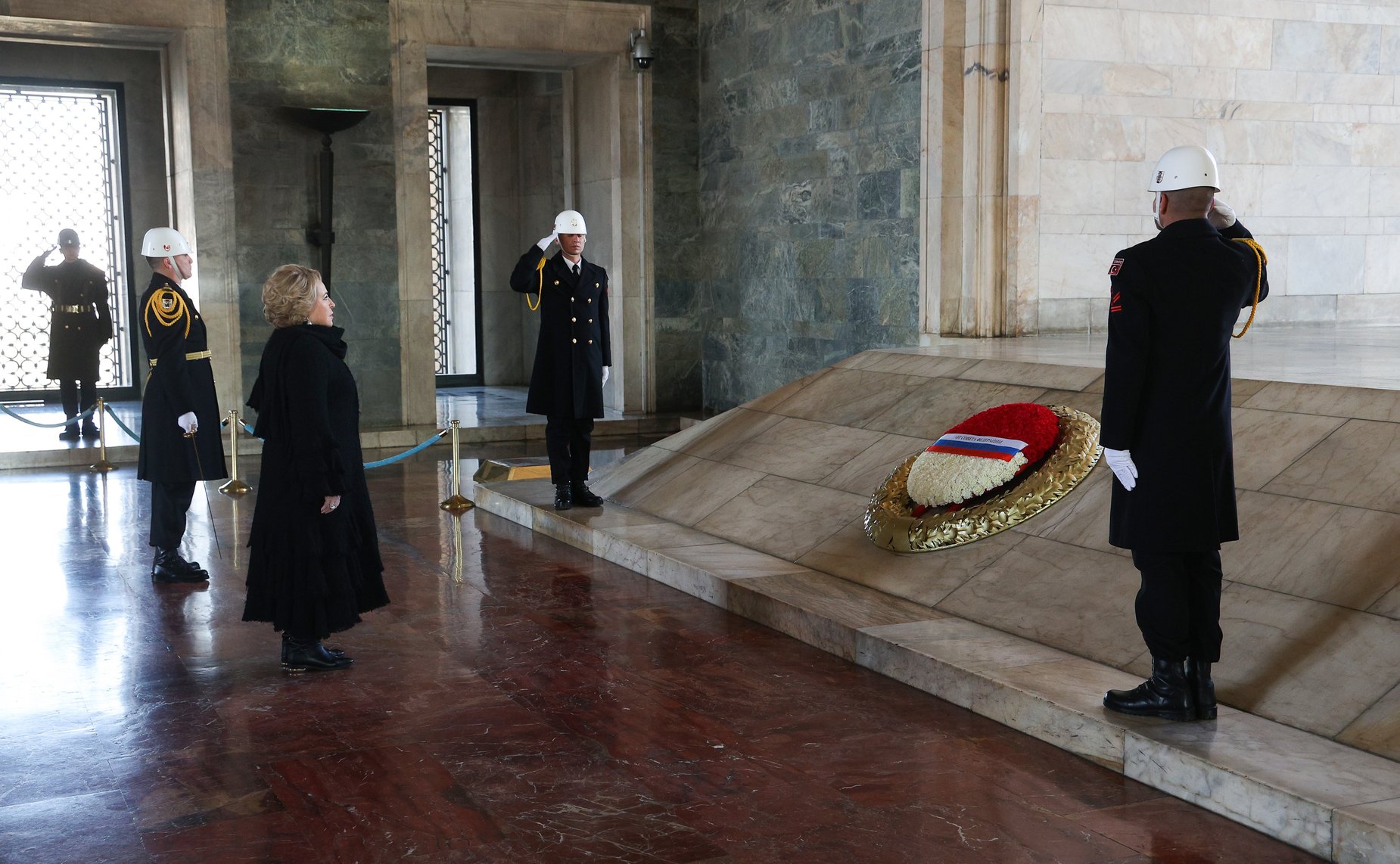 Валентина Матвиенко и члены российской делегации приняли участие в церемонии возложении венка в Мавзолее основателя Турецкой Республики Мустафы Кемаля Ататюрка