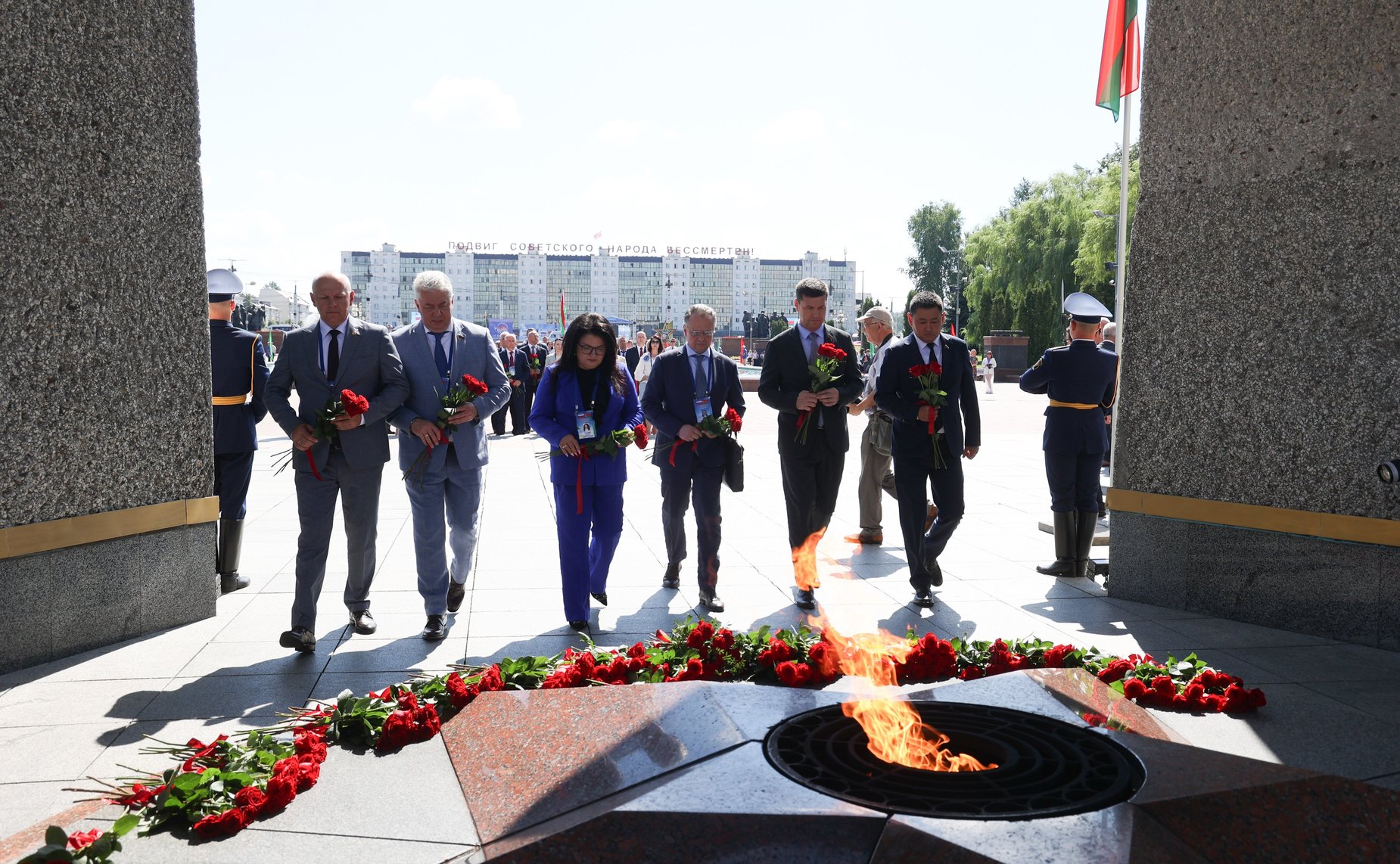Торжественная церемония возложения цветов членами официальных делегаций Совета Республики и Совета Федерации к Вечному огню у монумента «Три штыка»