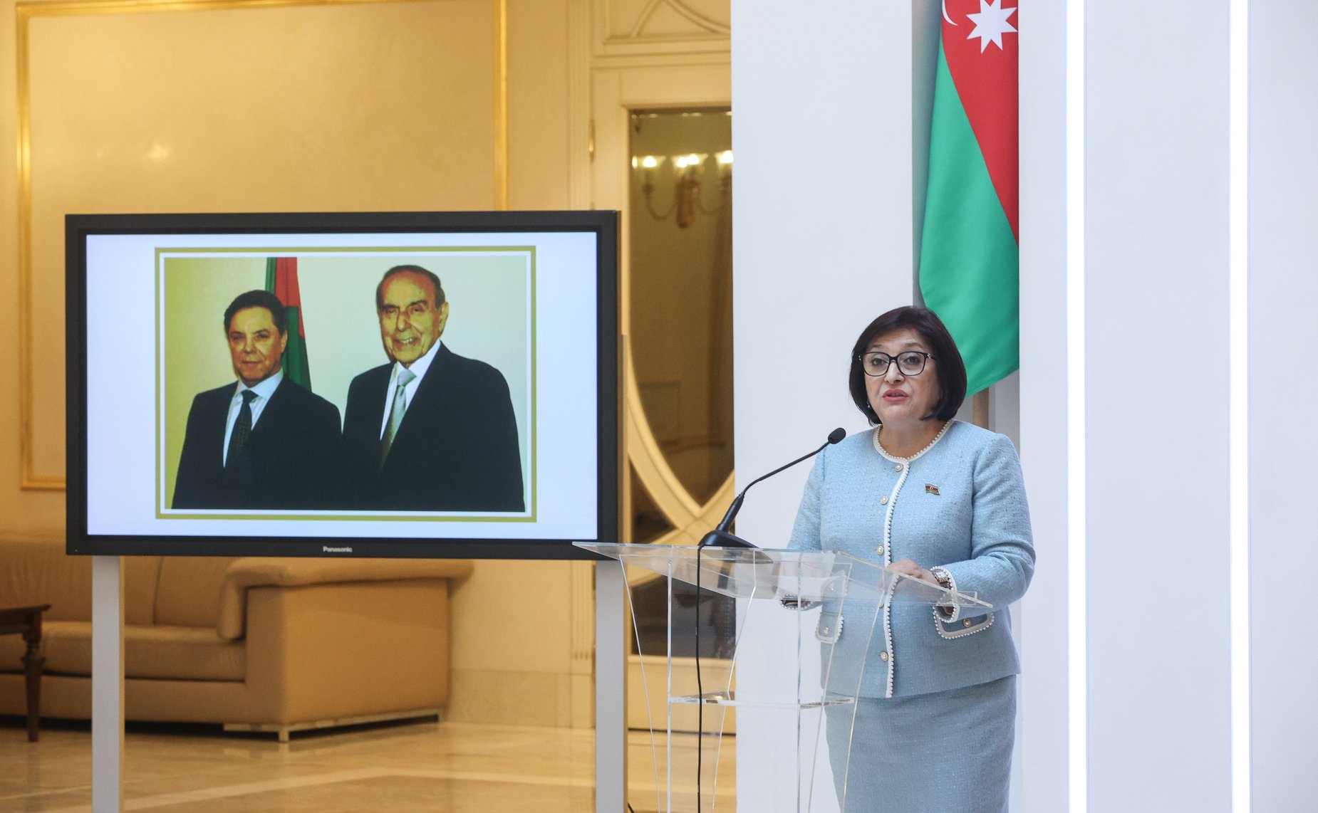 Валентина Матвиенко и Председатель Милли Меджлиса Азербайджанской Республики Сагиба Гафарова открыли в верхней палате российского парламента фотовыставку «В России часть моей души…», посвященную 100-летию со дня рождения Гейдара Алиева