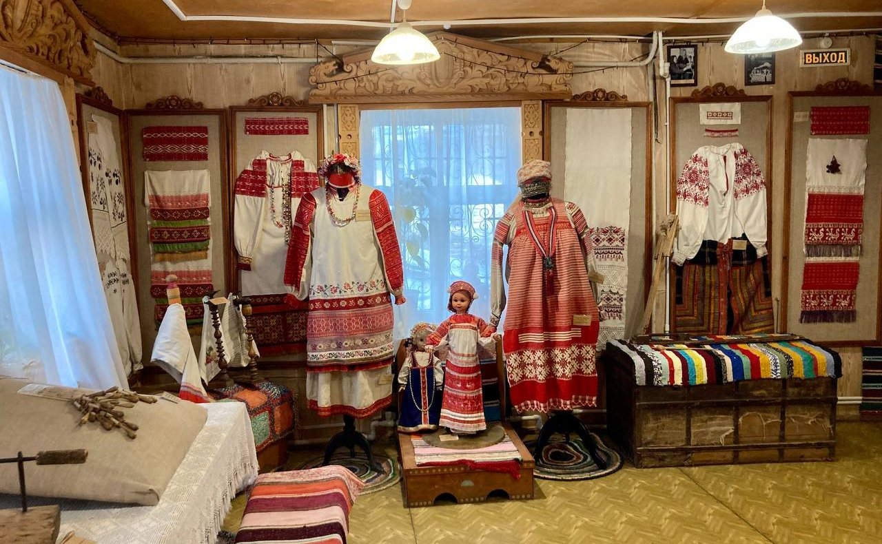 Анатолий Артамонов в рамках рабочей поездки в регион обсудил вопросы поддержки народных художественных промыслов в регионе