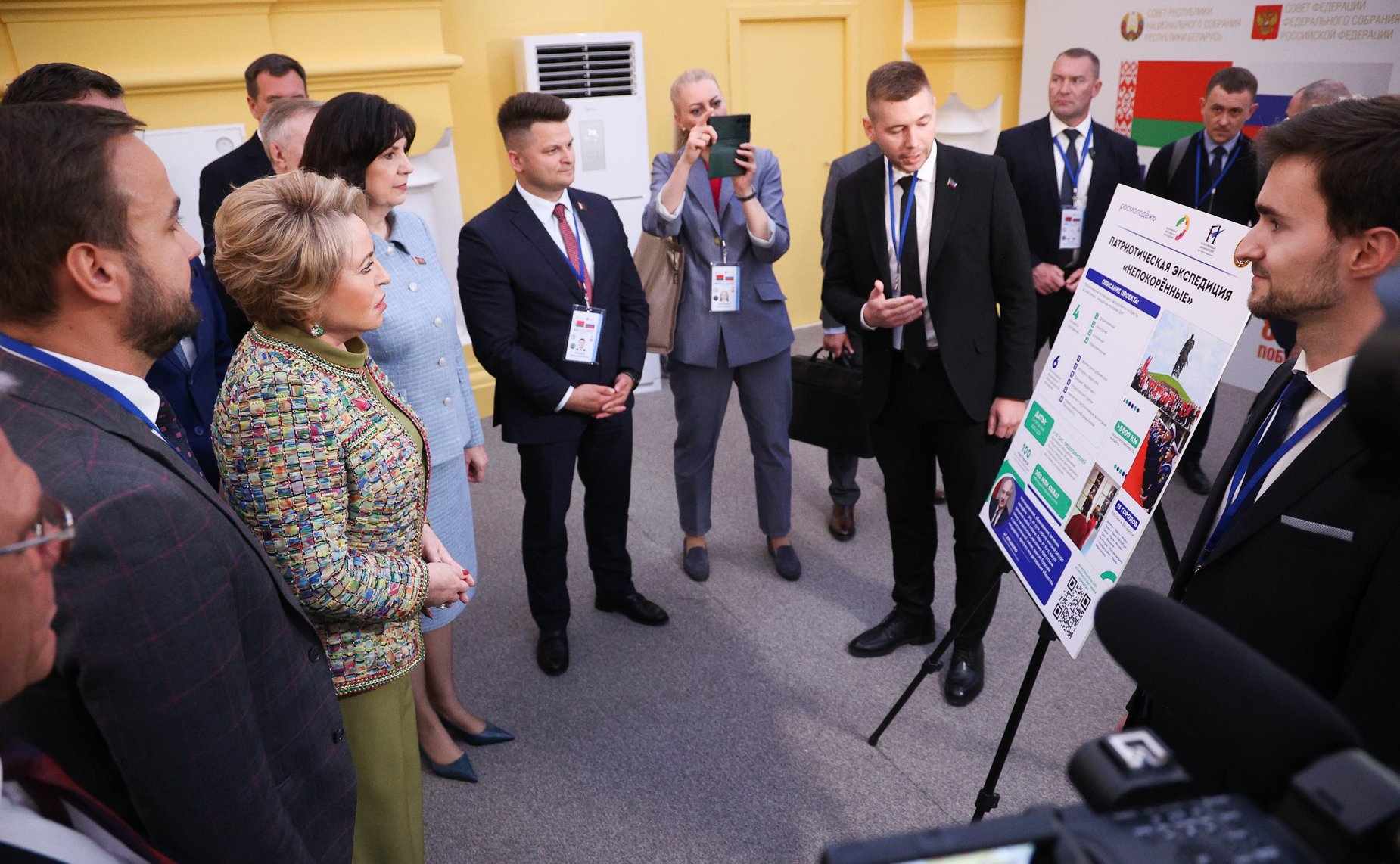 Осмотр тематической выставки молодежных проектов Союзного государства в сфере молодежной политики