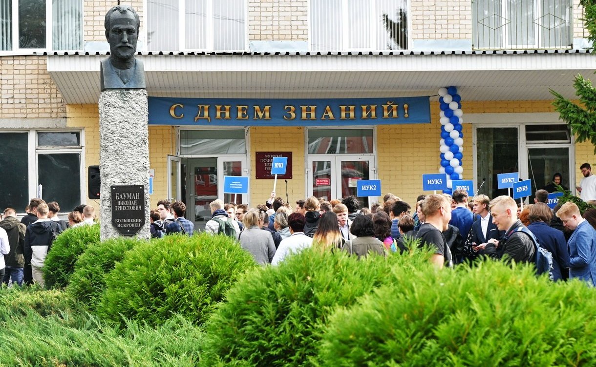 В День знаний Анатолий Артамонов поздравил школьников и студентов Калужской области