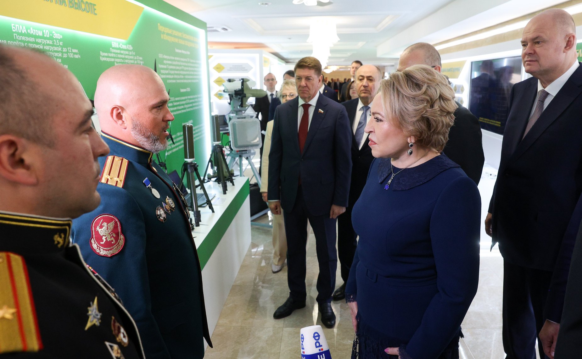 Валентина Матвиенко и Олег Мельниченко осмотрели выставку Пензенской области, развернутую в верхней палате парламента