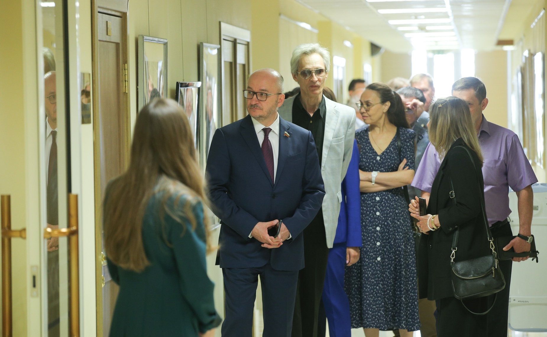 Олег Цепкин открыл в Совете Федерации выставку «Магнитка — город трудовой доблести, центр искусства и творчества»