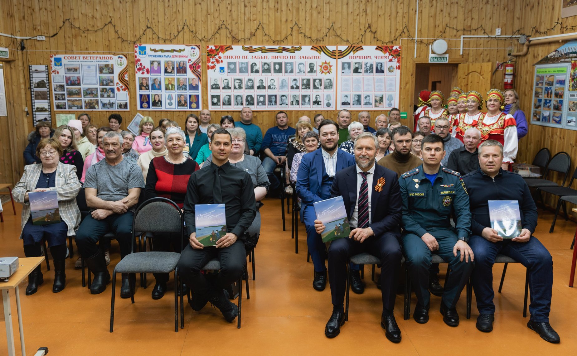 Денис Гусев, в рамках работы в регионе, совершил поездку в деревню Макарово Заполярного района Ненецкого АО, где принял участие в презентации книги «Судьбы людские разные, земные, не напрасные»