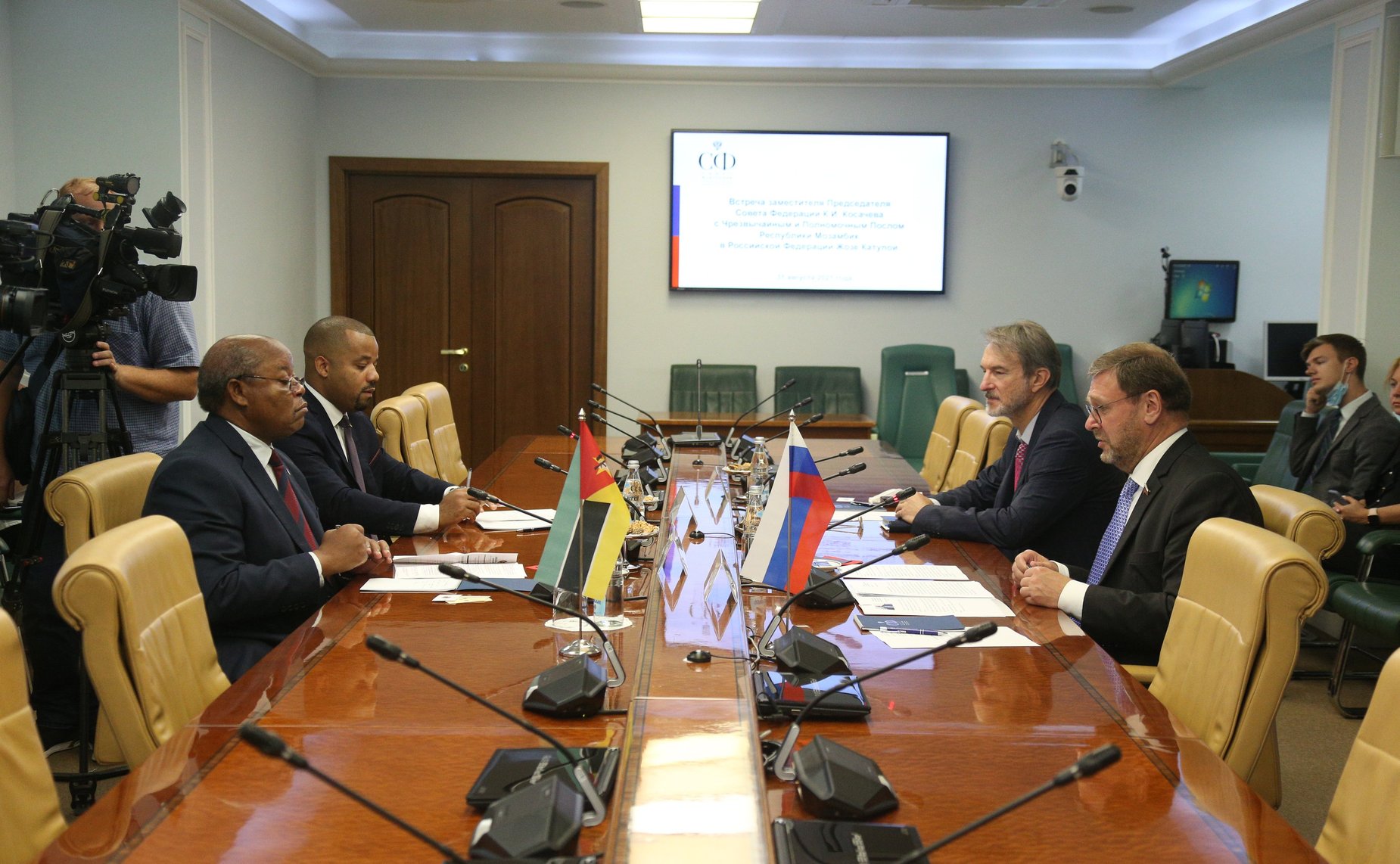 Встреча заместителя Председателя СФ Константина Косачева с Чрезвычайным и Полномочным Послом Республики Мозамбик в РФ Жозе Катупой