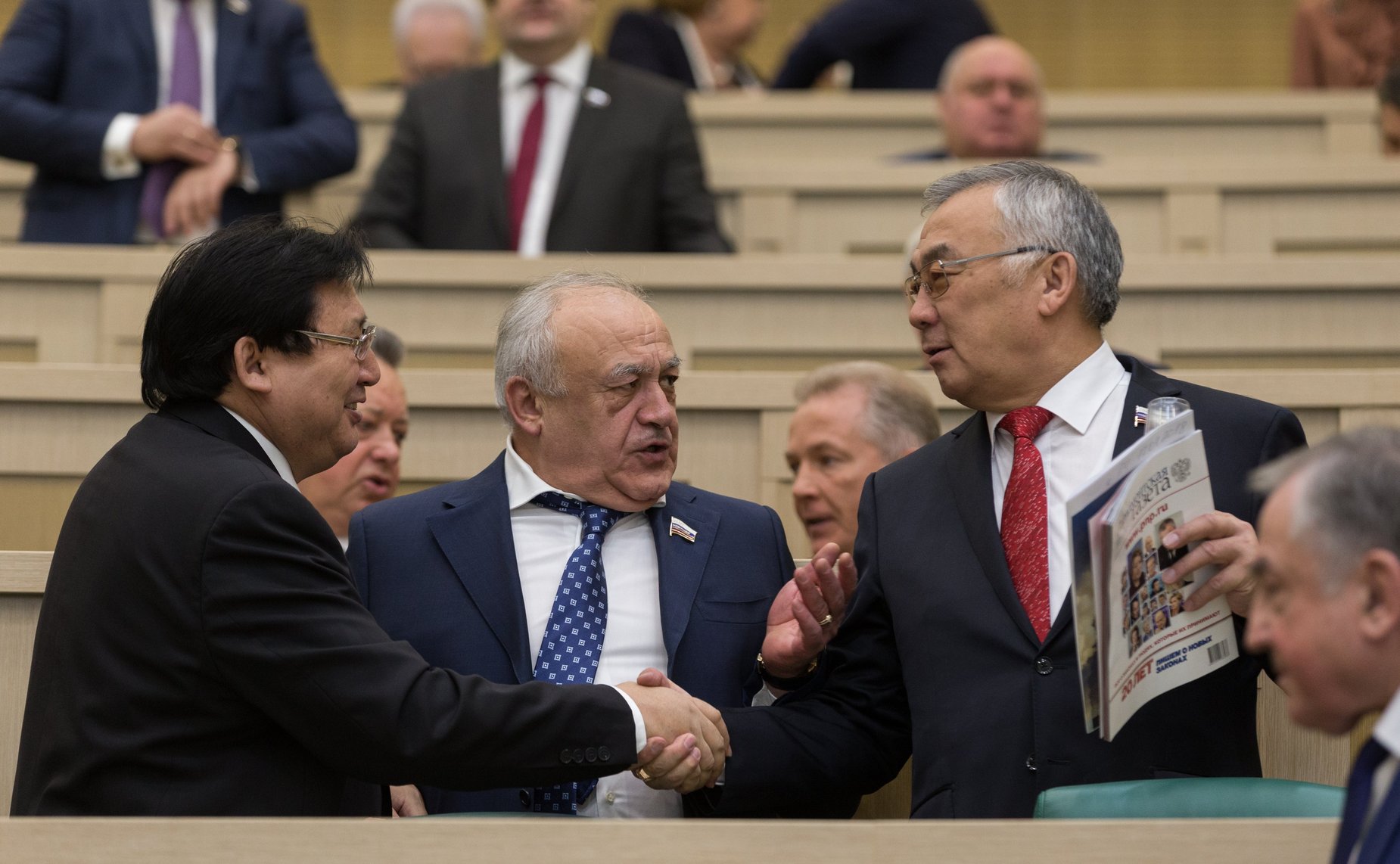 Сенаторы перед началом 427-го заседания Совета Федерации