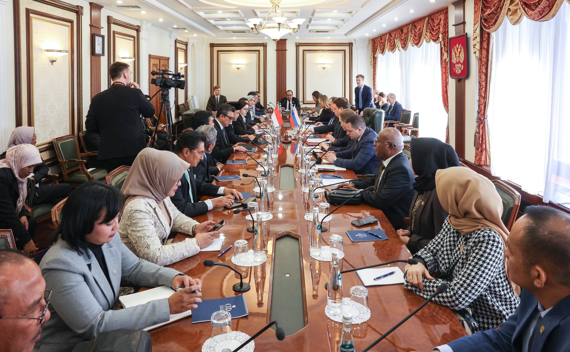 Встреча первого заместителя председателя Комитета СФ по бюджету и финансовым рынкам Александра Шендерюк–Жидкова с заместителем Председателя Совета представителей регионов Народного консультативного конгресса Республики Индонезия