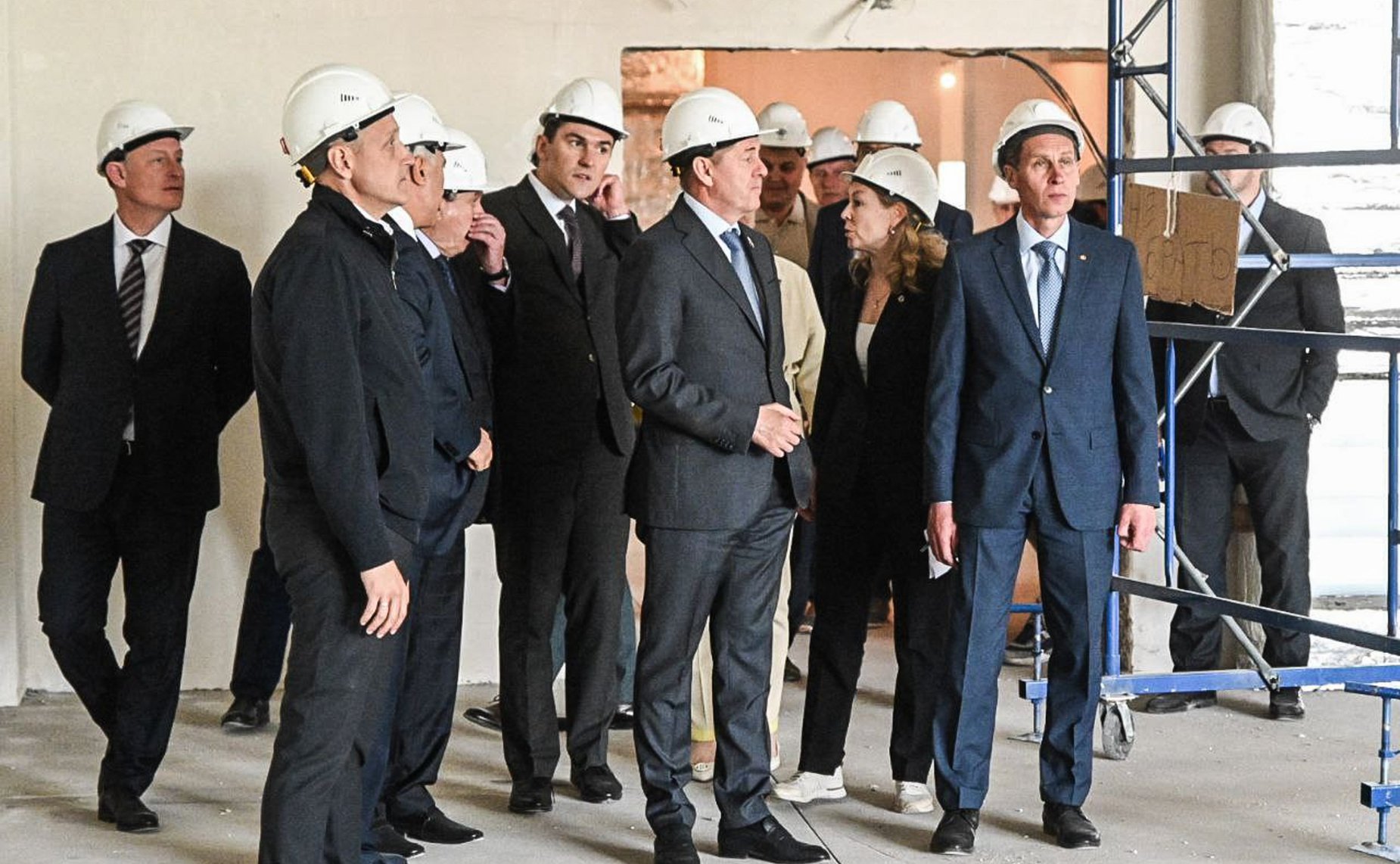 Сенаторы РФ осмотрели площадки строительства школы в поселке Московский Тюменского муниципального района