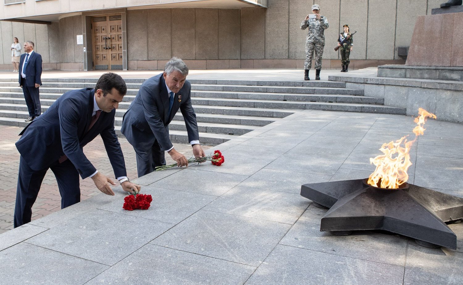 Члены парламентских делегаций России и Армении приняли участие в церемонии возложения цветов к Вечному огню на мемориале Победы