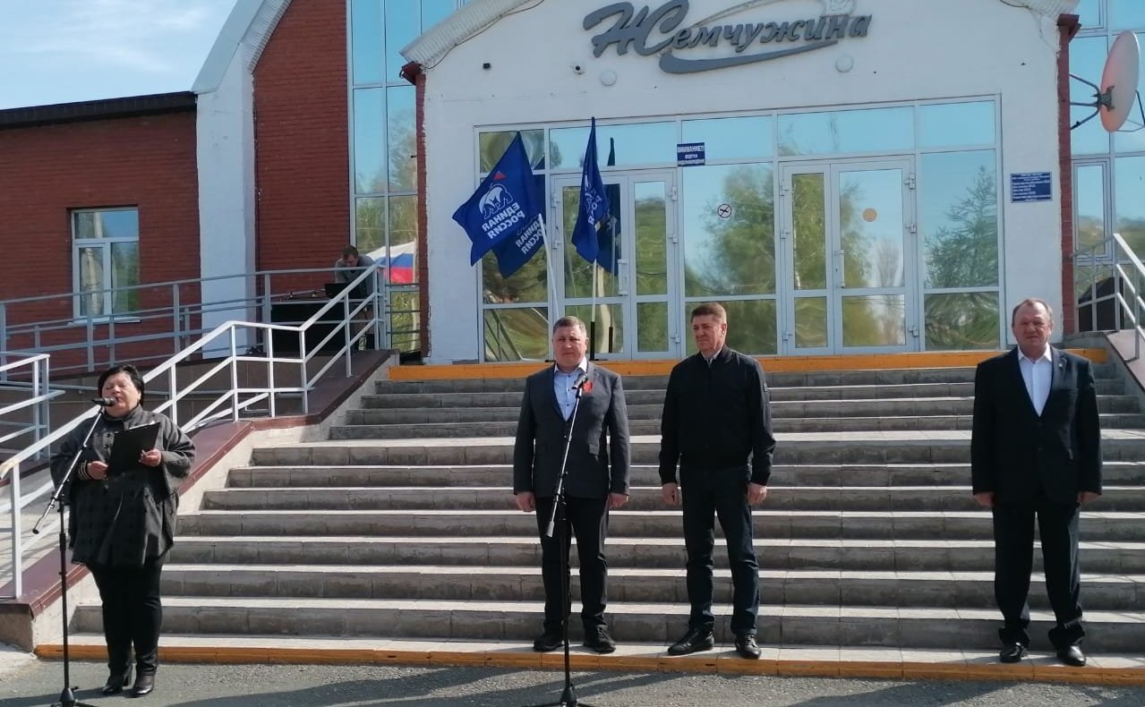 В Шарлыкском районе Оренбуржья Андрей Шевченко посетил спортивную школу «Шарлыкская Жемчужина» и открыл традиционный легкоатлетический пробег