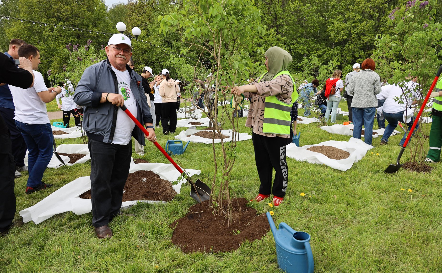 В Год защитника Отечества и 80-летия Победы в Великой Отечественной войне 1941–1945 годов сенаторы РФ и сотрудники Аппарата СФ провели акцию «Сад Памяти» — высадили 250 кустов сирени в музее-заповеднике «Горки Ленинские»