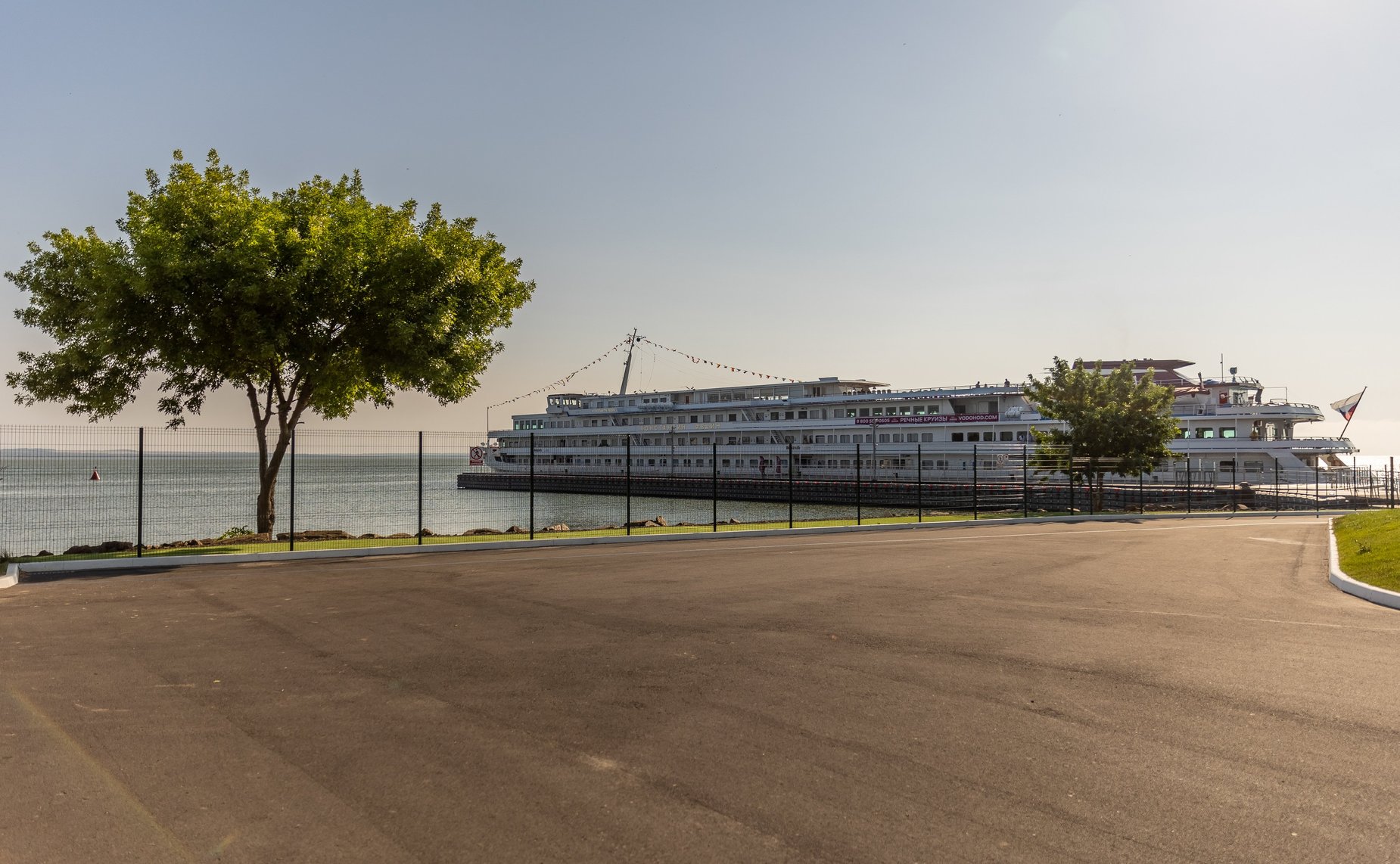 Плавучий причал в морском порту Таганрога принял первых пассажиров