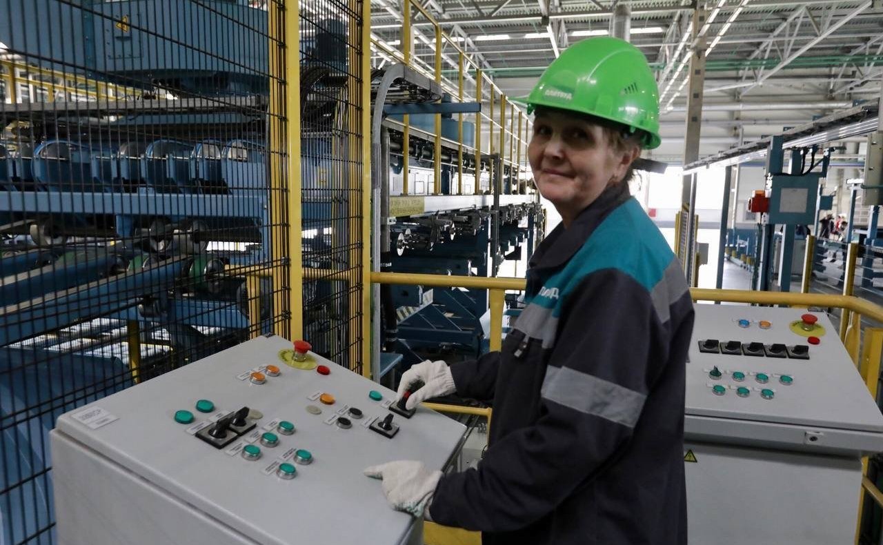 Заместитель Председателя Совета Федерации Юрий Воробьев в ходе поездки в регион принял участие в открытии фанерного завода в поселке Вохтога Грязовецкого муниципального округа