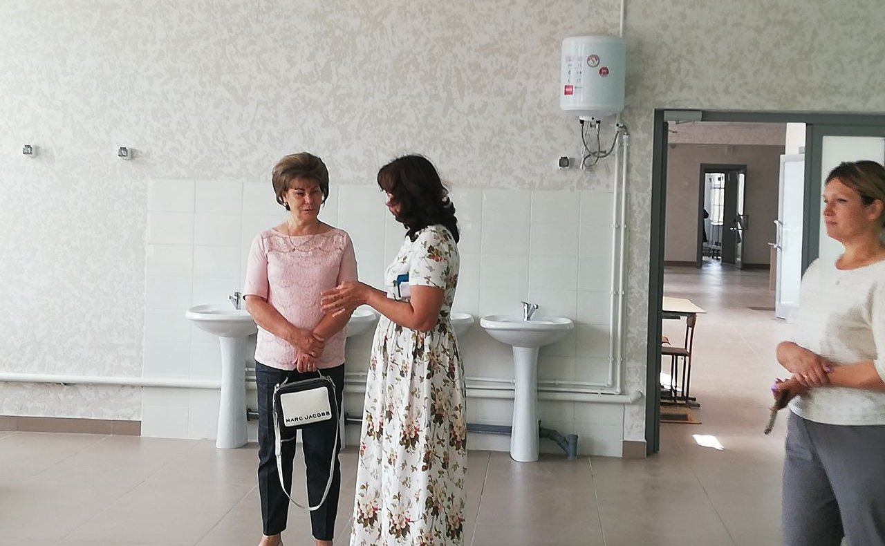 Татьяна Гигель в ходе рабочей командировки по региону познакомилась с ходом капитального ремонта в Кызыл-Озекской общеобразовательной школе Майминского района