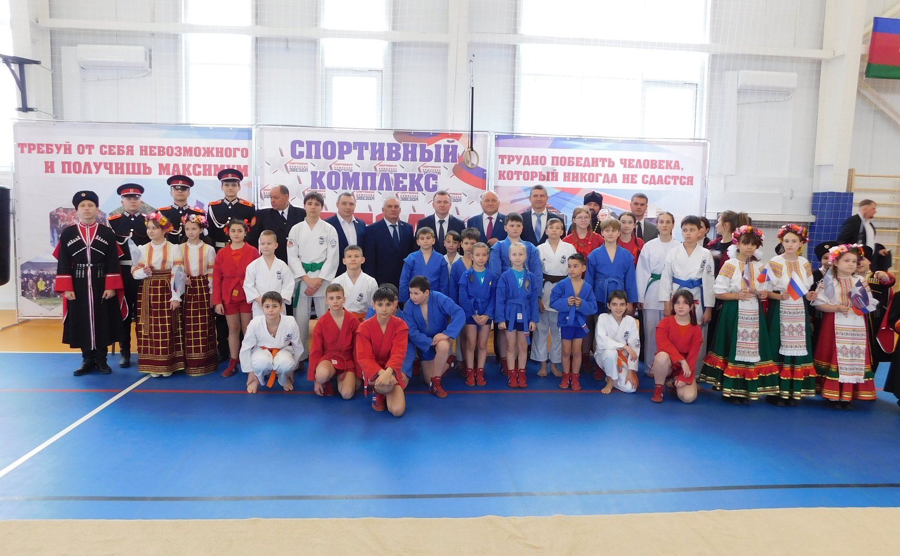 Алексей Кондратенко в рамках региональной недели посетил станицу Пластуновскую Динского района, где состоялось открытие спортивного комплекса «Звезда»