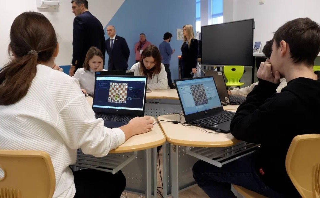 Олег Цепкин принял участие в сеансе одновременной онлайн-игры по шахматам