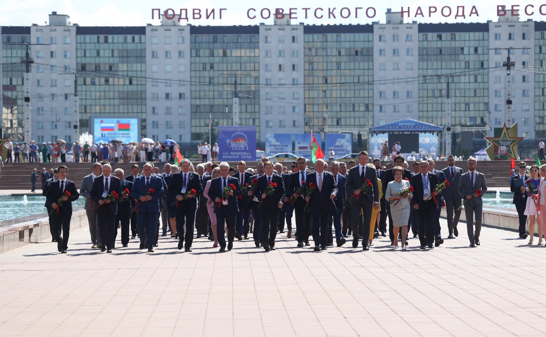 Торжественная церемония возложения цветов членами официальных делегаций Совета Республики и Совета Федерации к Вечному огню у монумента «Три штыка»