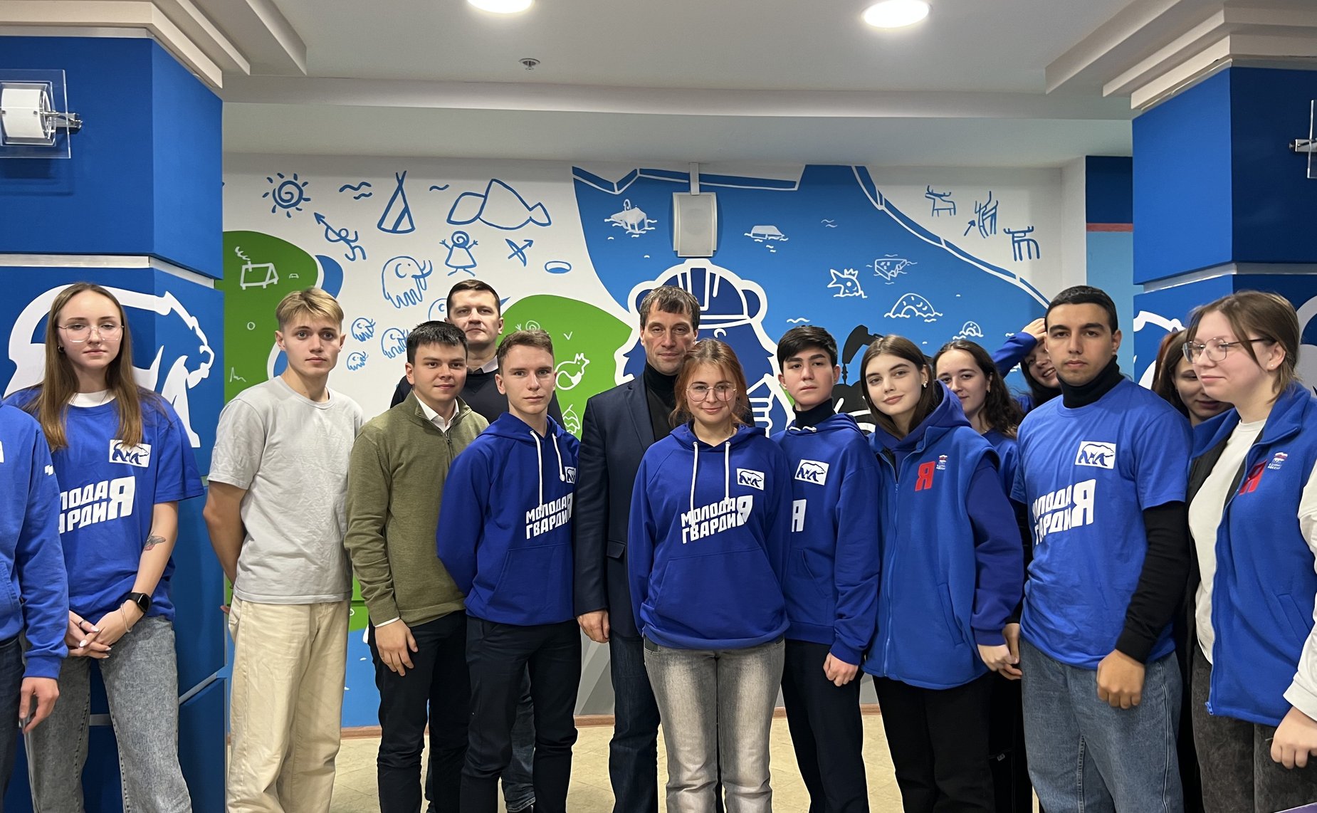 Эдуард Исаков преддверии дня Народного единства встретился в Ханты-Мансийске с молодогвардейцами и ребятами из молодежного парламента