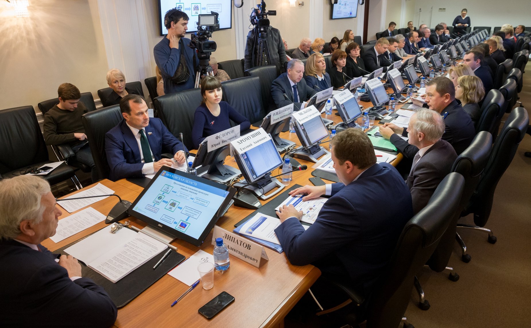 «Круглый стол» на тему «О совершенствовании законодательной базы в сфере управления многоквартирными домами и ответственности управляющих организаций за оказываемые жилищно-коммунальные услуги в субъектах РФ»