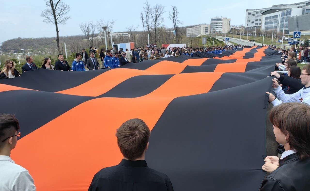 Александр Ролик во Владивостоке, в кампусе Дальневосточного федерального университета принял участие в патриотической акции «Международный Вальс Победы»