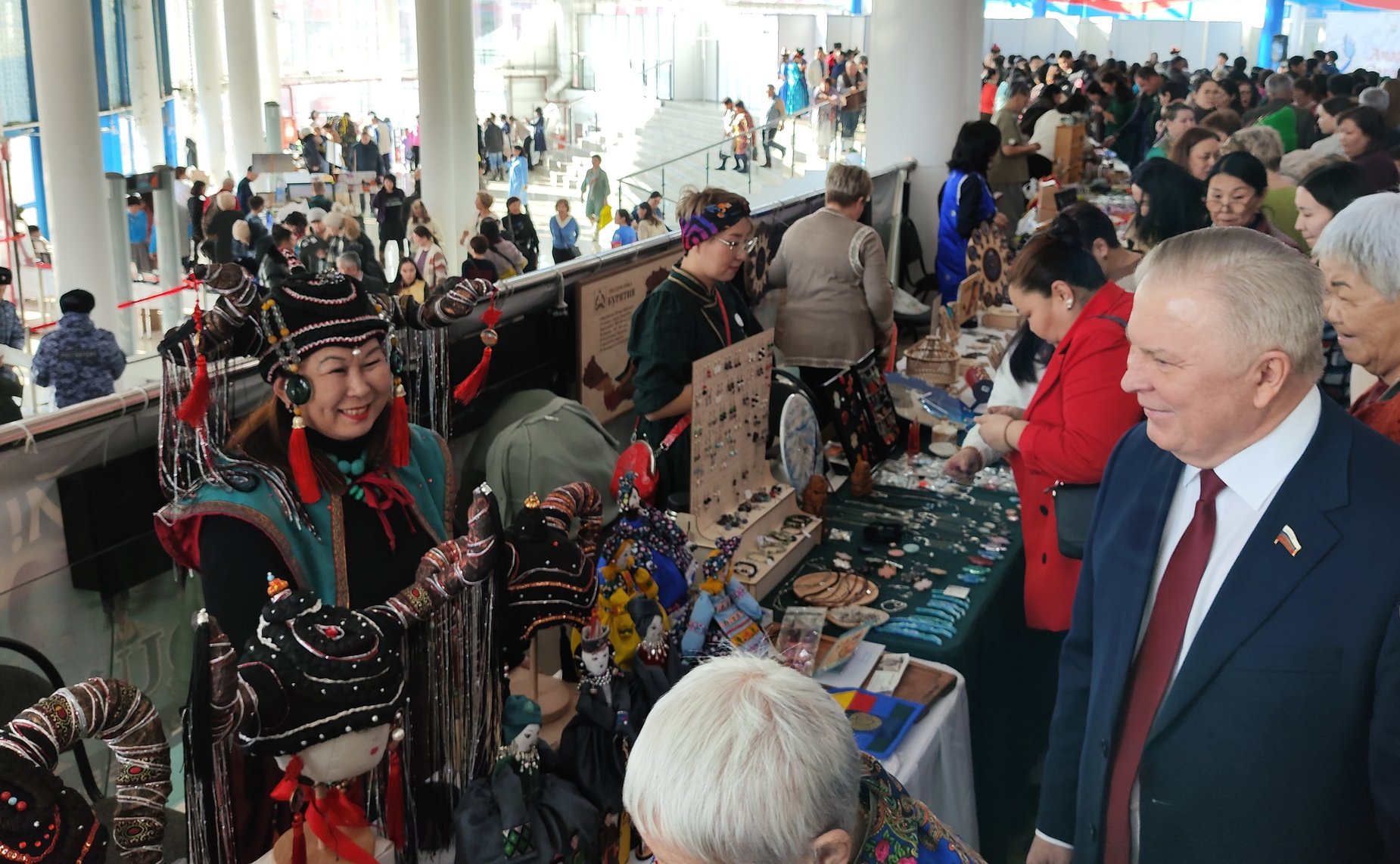 Вячеслав Наговицын осмотрел выставку-ярмарку, открывшуюся в фойе Физкультурно-спортивного центра