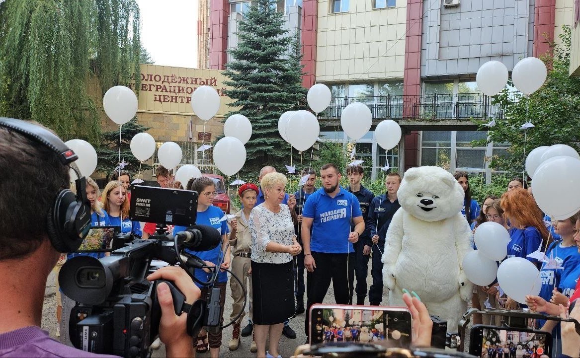 Ольга Бас в ходе поездки в регион совместно с участниками СВО, депутатами Народного Совета ЛНР почтили память безвременно ушедших малышей, подростков, объявив минуту молчания и запустив в небо белые воздушные шары с журавлями