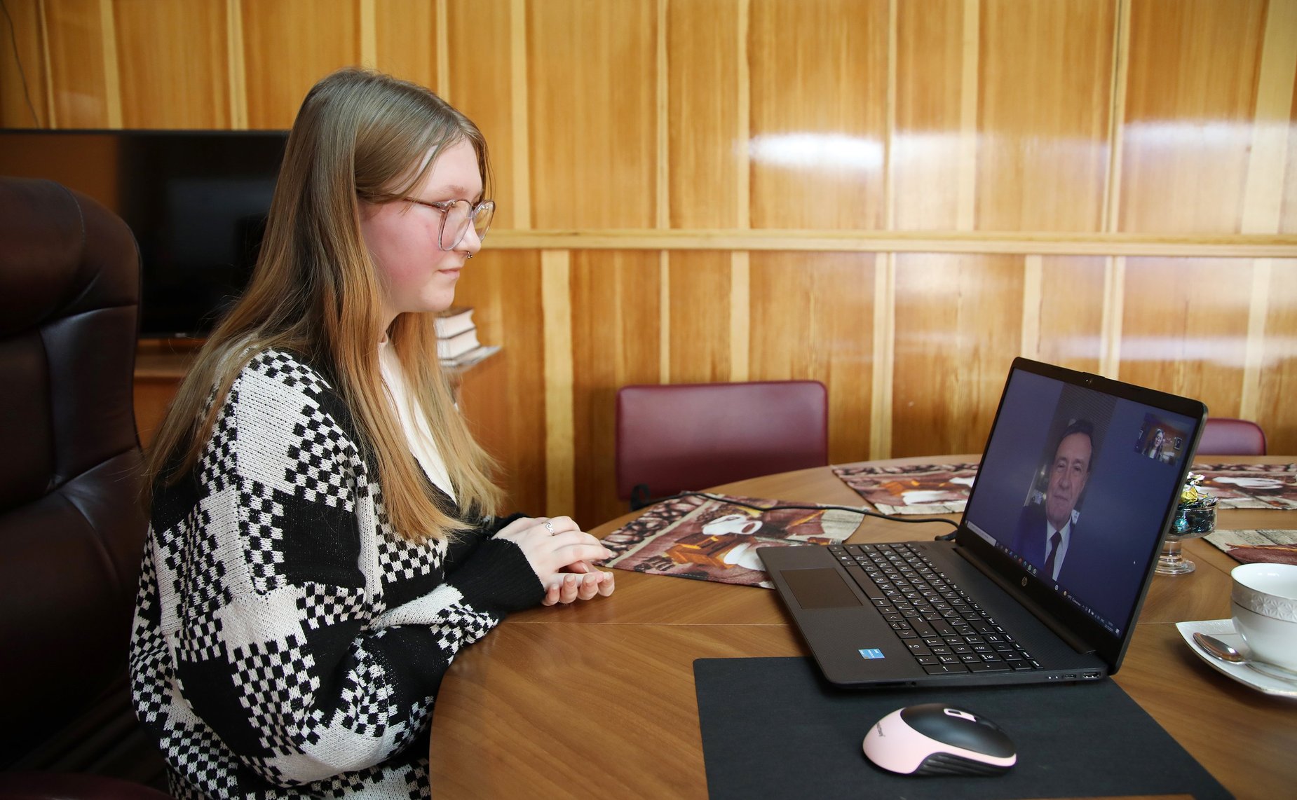 Сергей Рябухин поздравил Инессу с наступающим Новым годом, пожелал ей крепкого здоровья, успехов в учебе и исполнения желаний