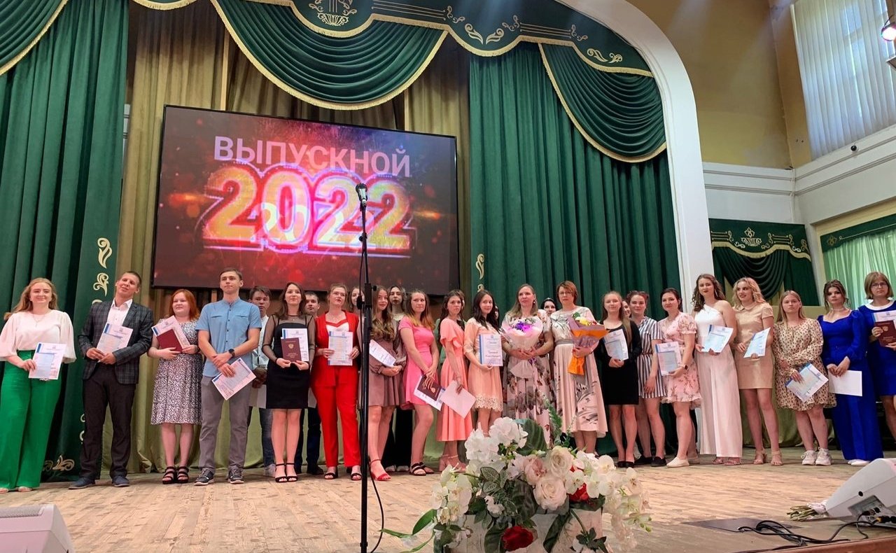 Ирина Кожанова посетила Смоленский строительный колледж и выразила теплые слова благодарности педагогам и студентам-выпускникам