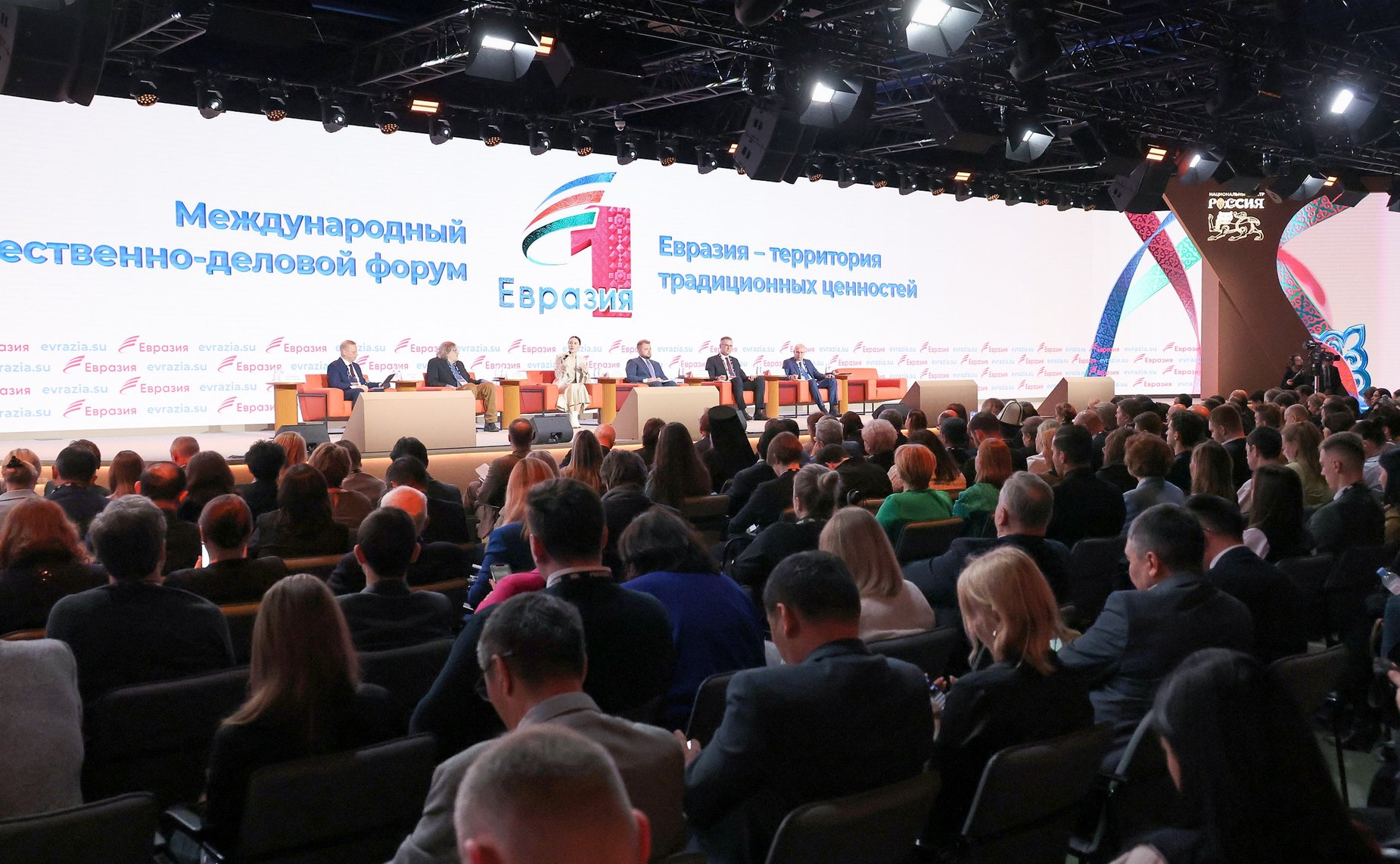 Константин Косачев обратился с приветственным словом к участникам Общественно-деловоого форума «Евразия – территория традиционных ценностей» (фото — Пресс-служба АНО «Евразия»)