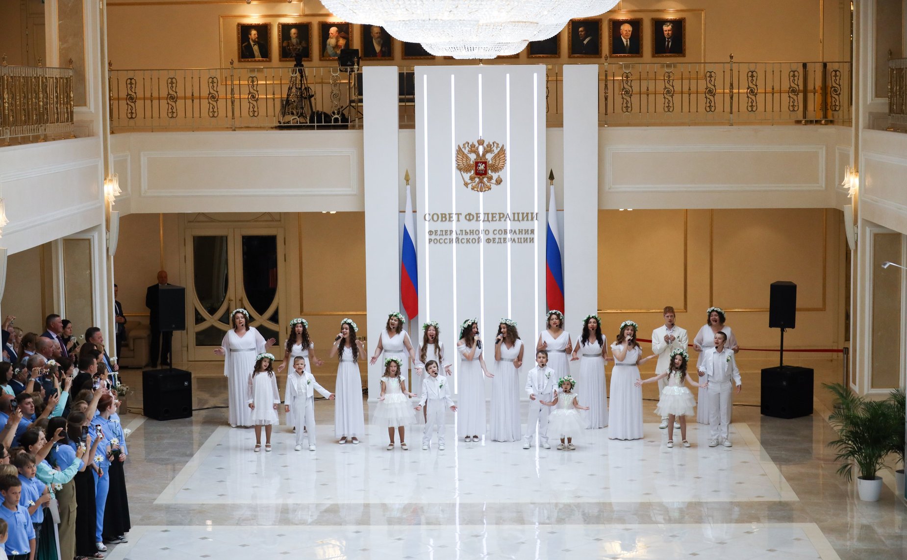 В Совете Федерации состоялась торжественная церемония открытия фотовыставки «Семейные бизнес-династии регионов России», посвященная Дню семьи, любви и верности