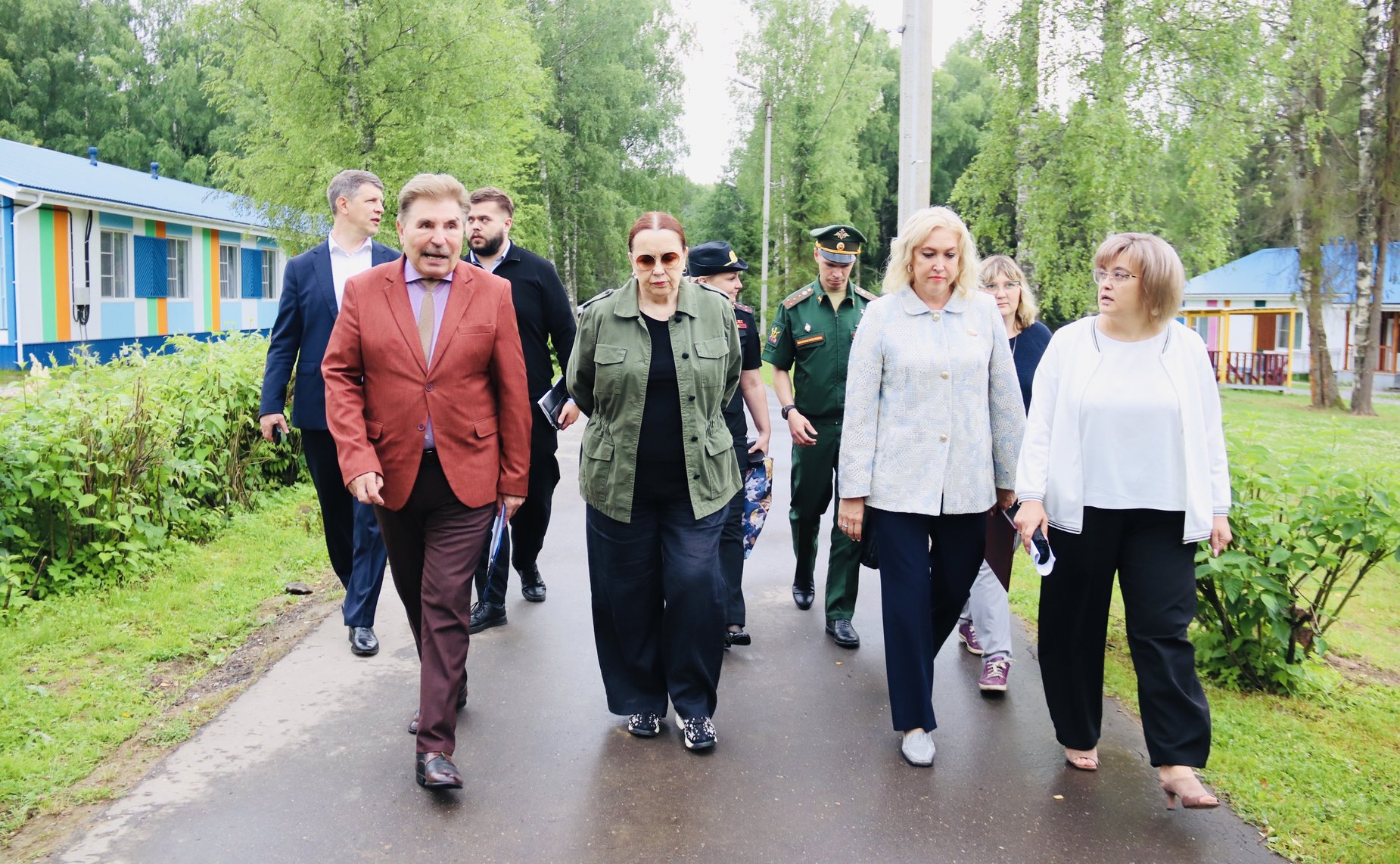 Урок мужества и патриотизм, посвященный героям Отечества, прошёл с участием сенатора в оздоровительном лагере «Синие дали» в Красносельском районе