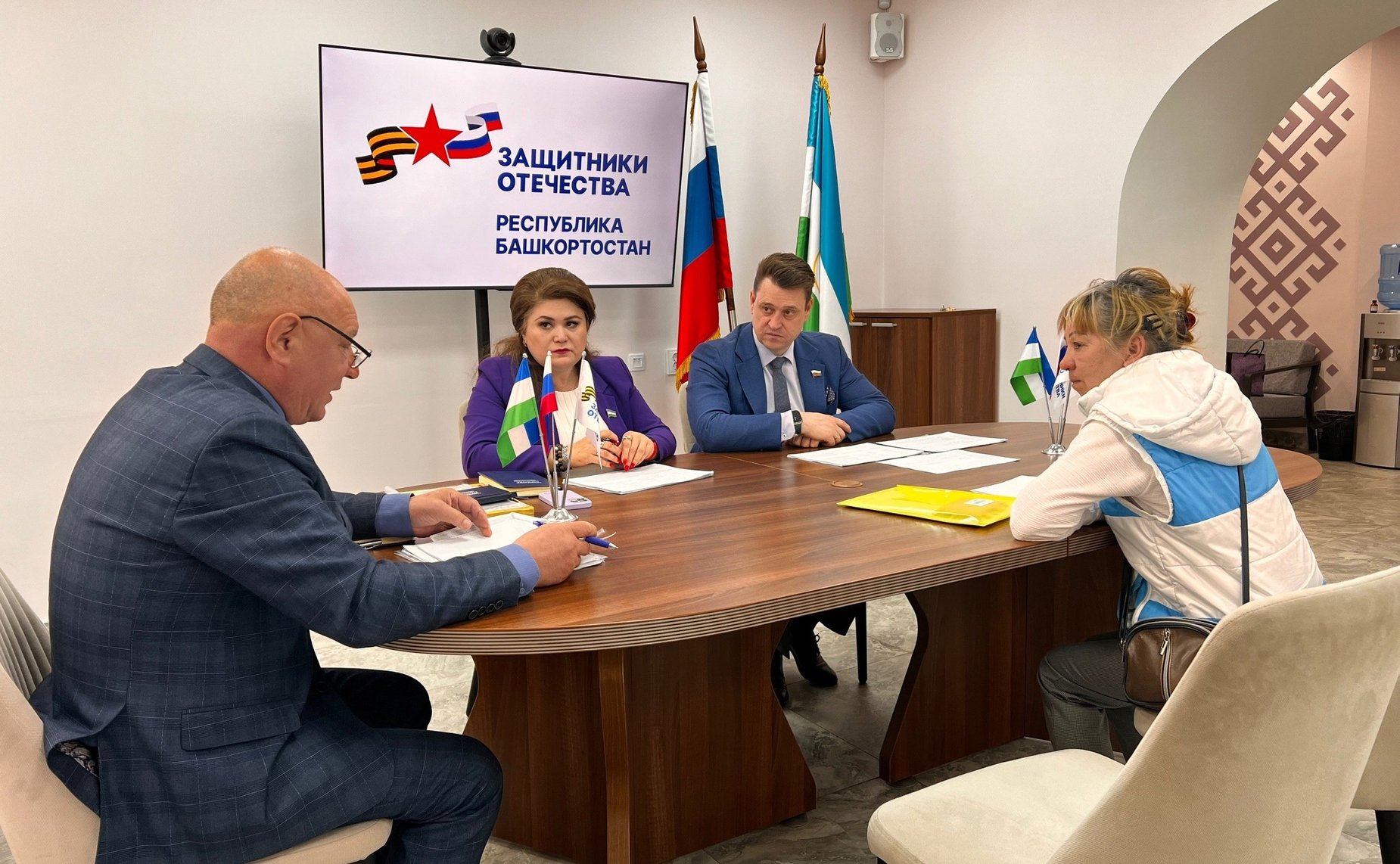 Олег Голов посетил республиканский филиал фонда «Защитники Отечества»