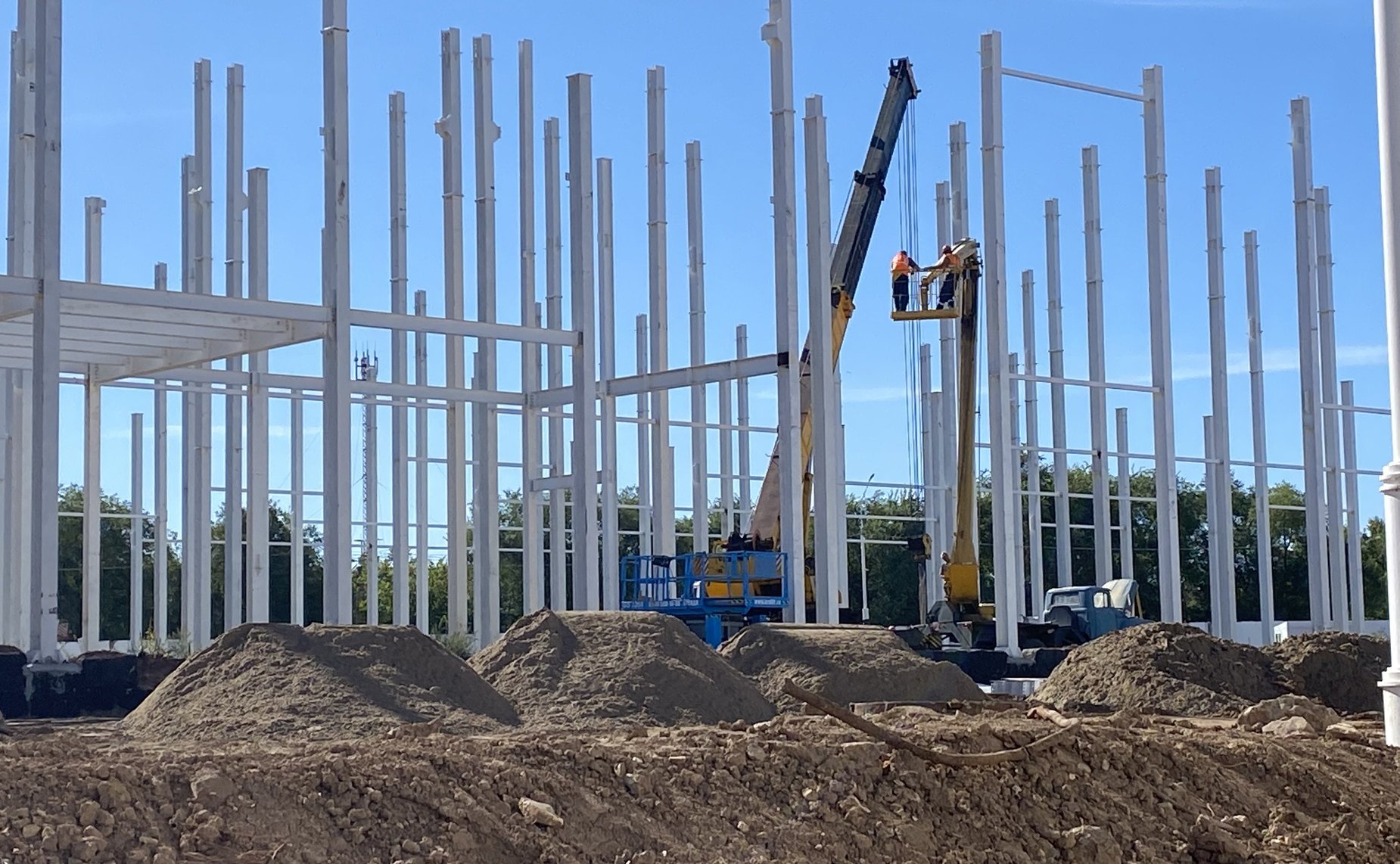 Сенатор Олег Алексеев осмотрел стройплощадку фабрики мороженого