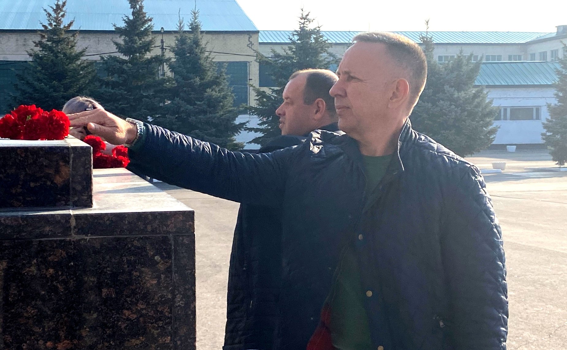 Олег Алексеев и Василий Басов возложили цветы и почтили память павших в Великой Отечественной войне