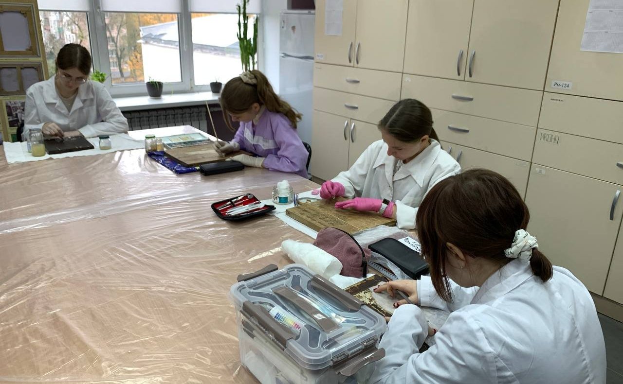 Андрей Шохин посетил Владимирский государственный университет имени А.Г. и Н.Г. Столетовых и познакомился с ходом реставрации икон из Луганска