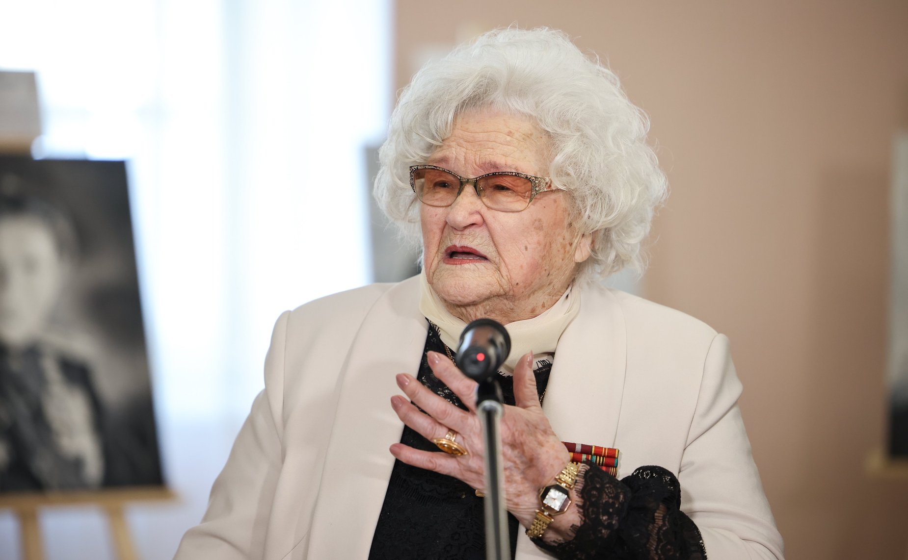 Инна Святенко приняла участие в открытии в Московском парламентском центре выставки «Прекрасный полк» Асара Сафиулина (фото пресс-служба Московской городской Думы)