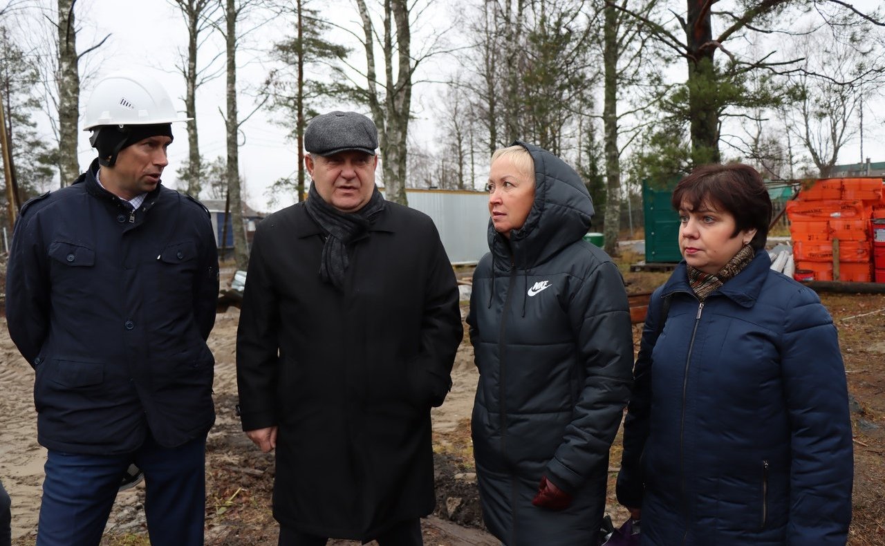 Александр Ракитин в ходе рабочей поездки в регион посетил строительную площадку здания общеобразовательной школы на 200 мест в поселке Деревянка Прионежского муниципального района