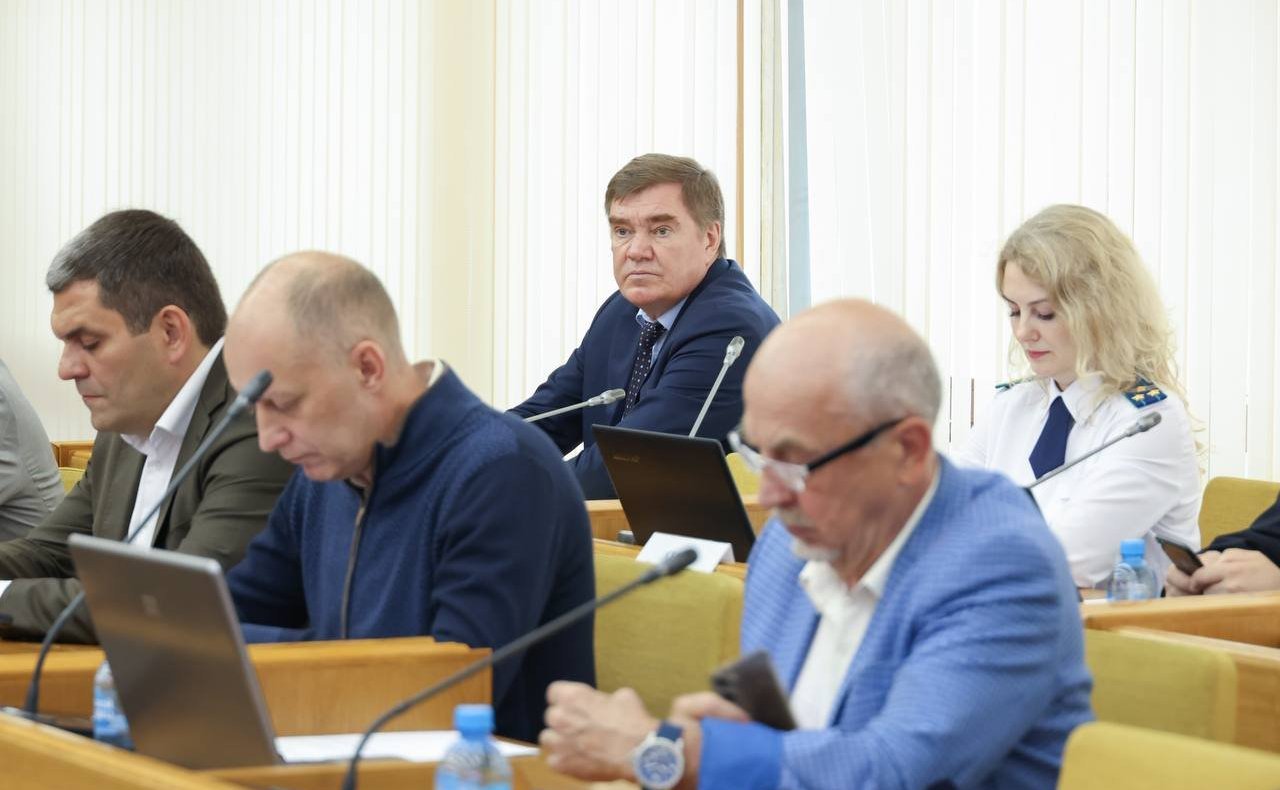Александр Савин принял участие в заседании Законодательного Собрания региона