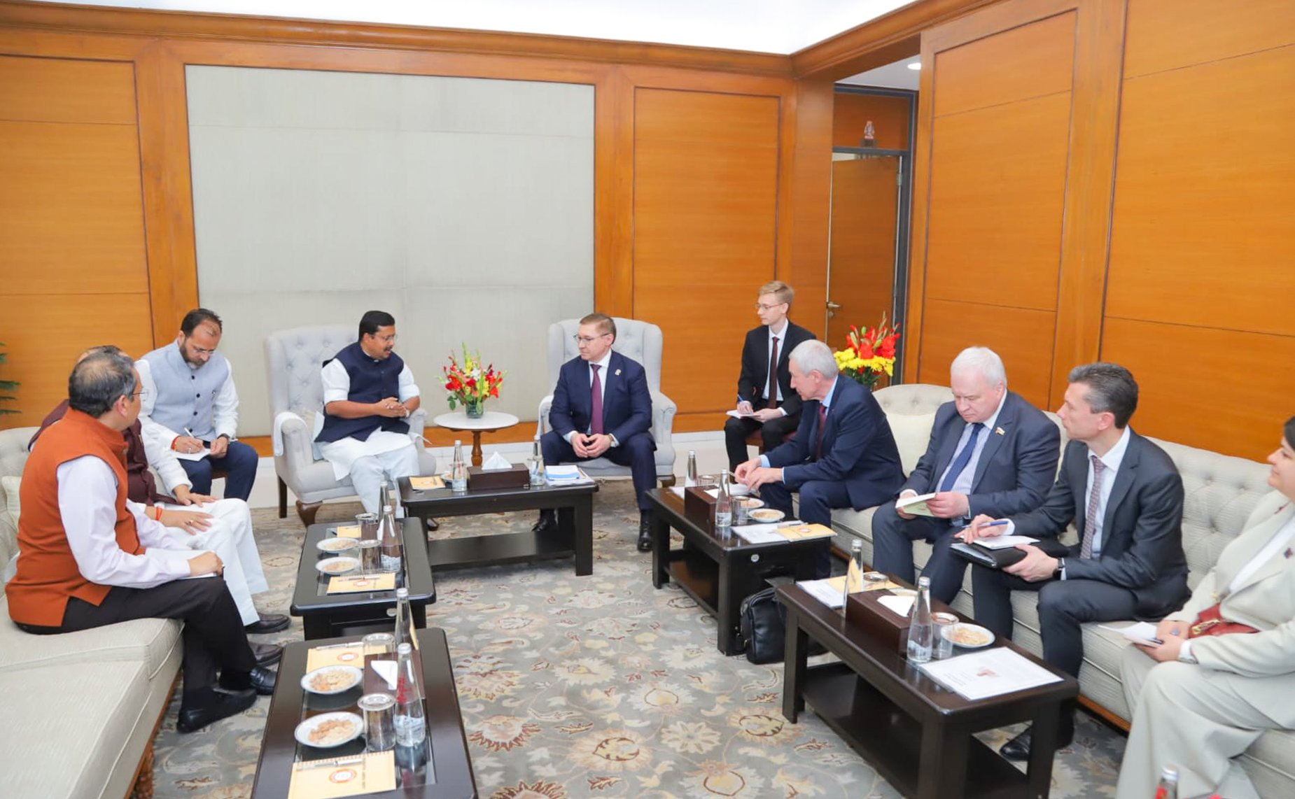 Первый заместитель Председателя Совета Федерации Владимир Якушев в рамках рабочего визита в Республику Индия провел ряд двусторонних встреч