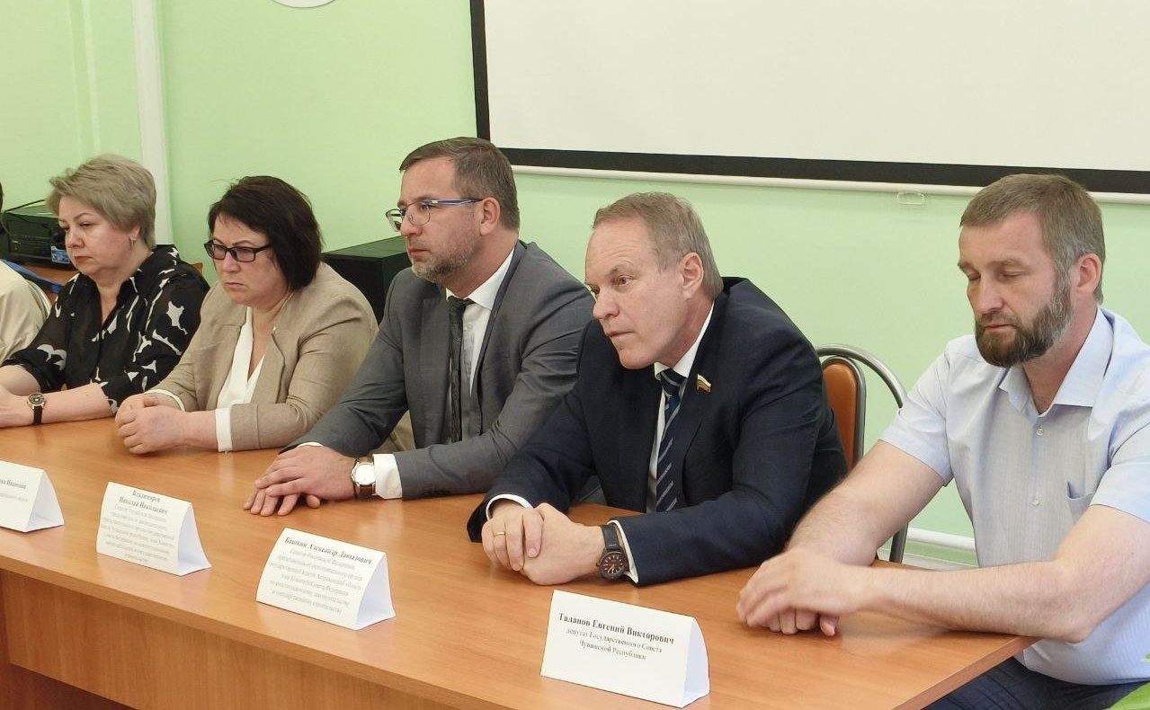 Александр Башкин и Николай Владимиров посетили пункт временного размещения вынужденных переселенцев, эвакуированных с Донбасса